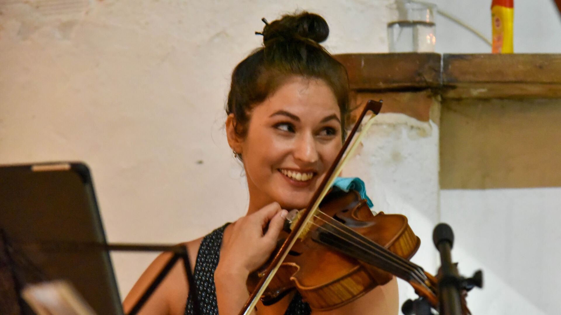 Regina Laza. Violinista. Por su trayectoria profesional como violinista.