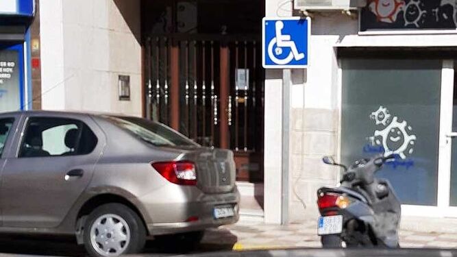 Una plaza de estacionamiento para personas con movilidad reducida.