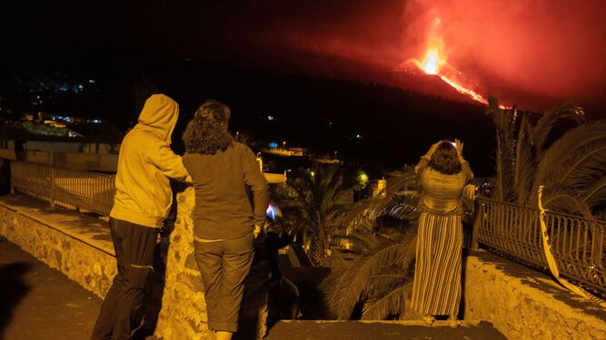 Vista de la erupción del volcán de La Palma tomada desde la localidad de Tajuya, en el municipio de El Paso.