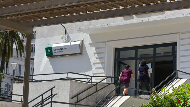 Dos personas acceden al centro de salud Algeciras-Centro.