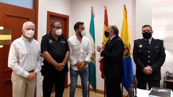 Landaluce habla con Cándido Rivera en presencia de Jacinto Muñoz, Ángel Gutiérrez y  Antonio Jesús Pérez García.
