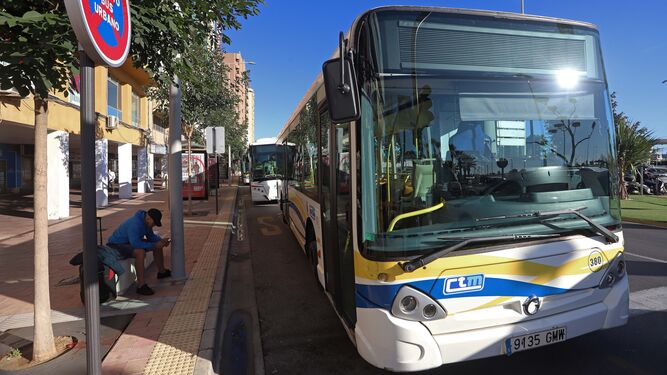 Dos autobuses urbanos de Algeciras en la parada de la Marina.