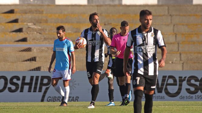 Fran Morante celebra su gol ante el Córdoba; más tarde sería expulsado