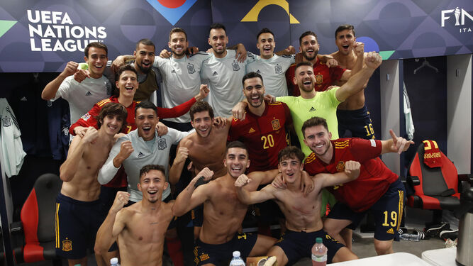 Los jugadores de la selección española celebrando el triunfo ante Italia