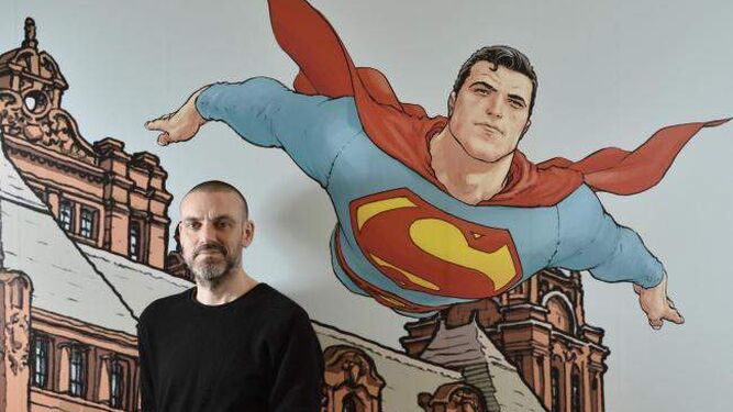 El dibujante escocés Frank Quitely delante Superman