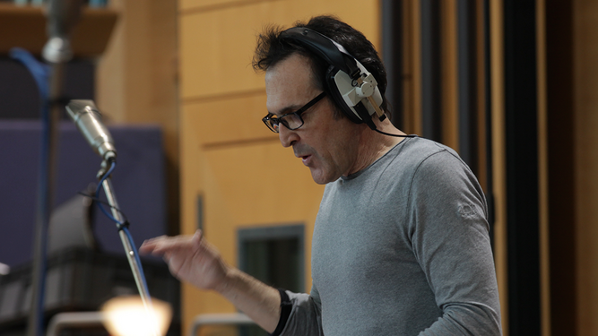 El compositor donostiarra Alberto Iglesias dirigiendo una grabación.