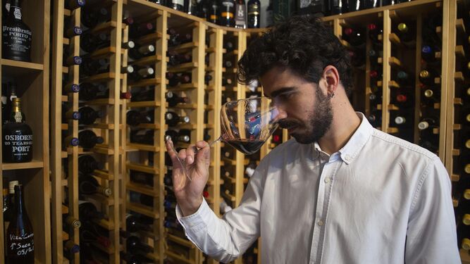 Robert Tetas cata el aroma de uno de sus vinos en Sobretablas.