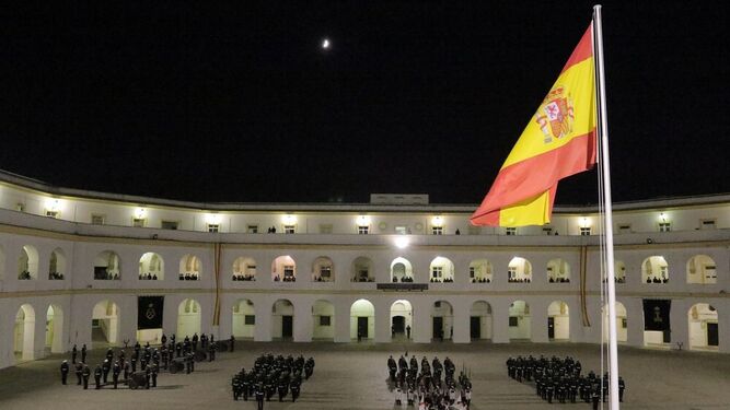 Acto de arriado de bandera en el Cuartel de Batallones del TEAR en San Fernando.