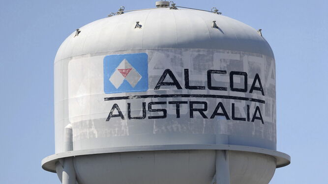 Fotografía de archivo fechada el 18 de febrero de 2014 que muestra un tanque de la multinacional de aluminio Alcoa  en Point Henry, Australia.