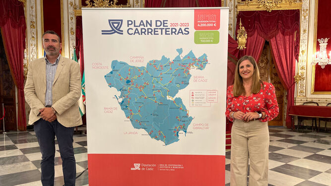 Javier Pizarro e Irene García, junto al mapa con las carreteras que mejorará la Diputación.