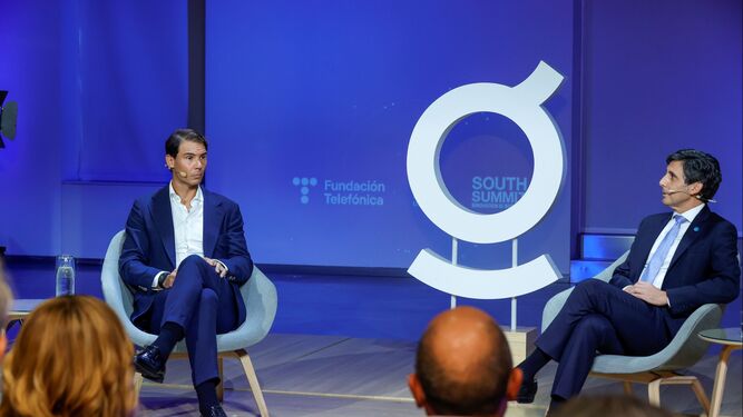 El tenista Rafael Nadal dialoga con el presidente de Telefónica, José María Álvarez-Pallete.
