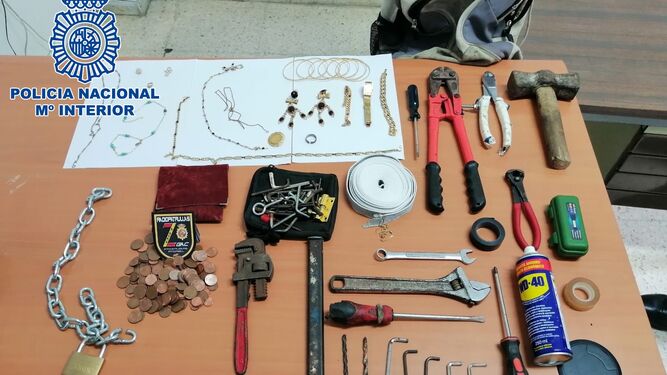Algunos de los objetos que portaban los presuntos delincuentes.