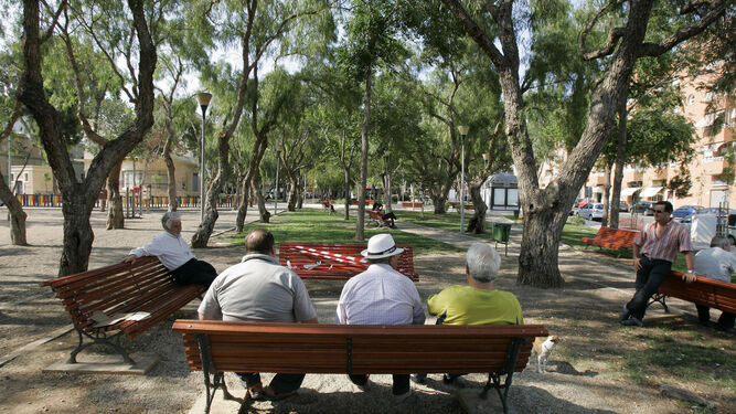 Ancianos sentados en un banco al aire libre