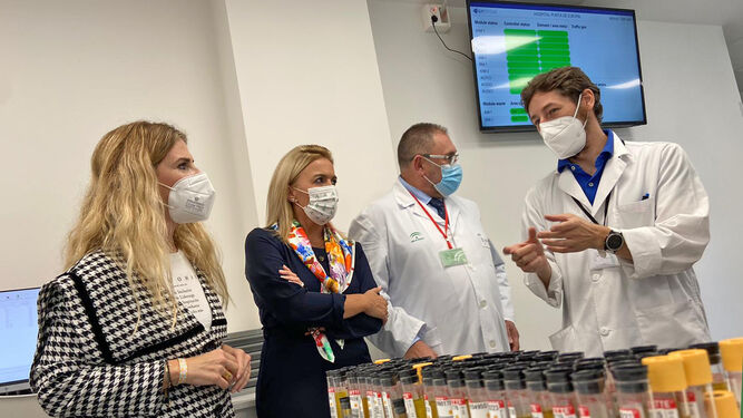 Ana Mestre (izquierda) en una visita al laboratorio del hospital Punta de Europa