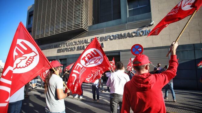 Concentración de UGT y CCOO ante la sede de la Confederación de Empresarios de Cádiz.