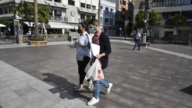 Dos personas caminan por la Plaza Alta de Algeciras.