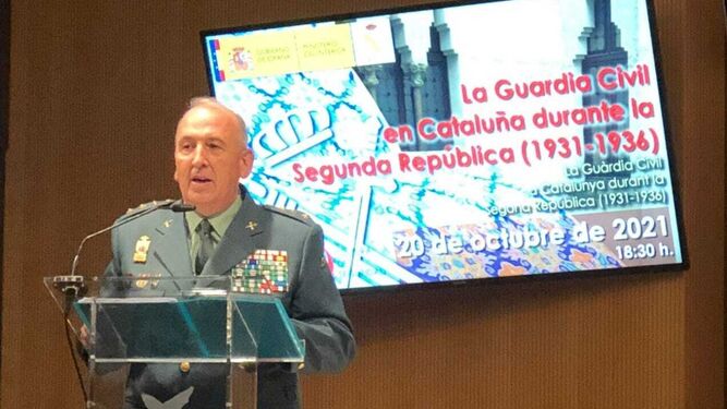 El coronel de la Guardia Civil de Cádiz, Jesús Núñez, pronuncia una conferencia en Barcelona.