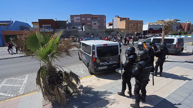 Policías nacionales, en la Atunara durante los días negros del pasado mes de mayo.