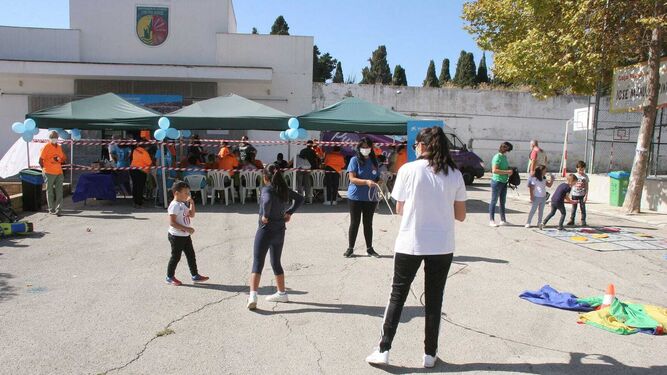 La 'Fiesta del corazón azul' se ha celebrado este sábado en la barriada de Los Milagros.