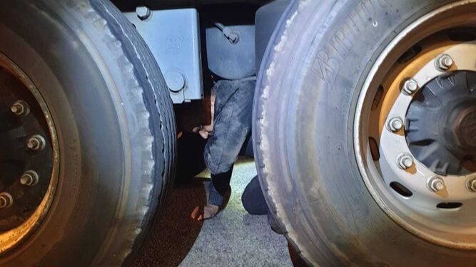 El migrante oculto en los bajos de un camión en el Puerto de Algeciras.