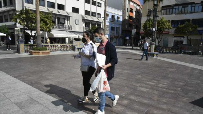 Dos personas caminan por la Plaza Alta de Algeciras.