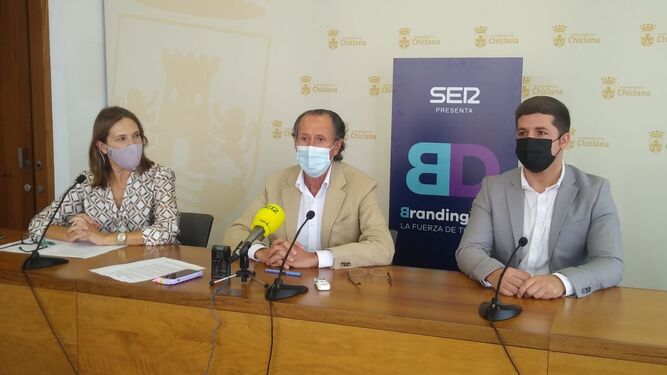 Acto de presentación del 'Branding Day' con la directora de Radio Cádiz, el alcalde y el delegado de Juventud.