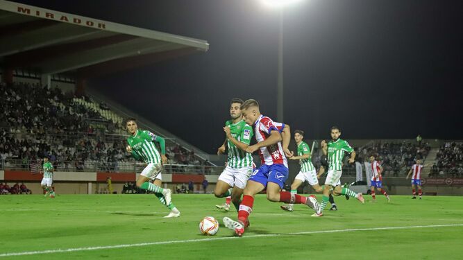 Leiva encara a un rival en el Algeciras-Betis Deportivo.
