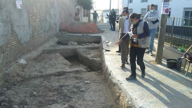 El alcalde, junto a la arqueóloga responsable del yacimiento, durante la visita realizada a los trabajos de la calle Ánimas.