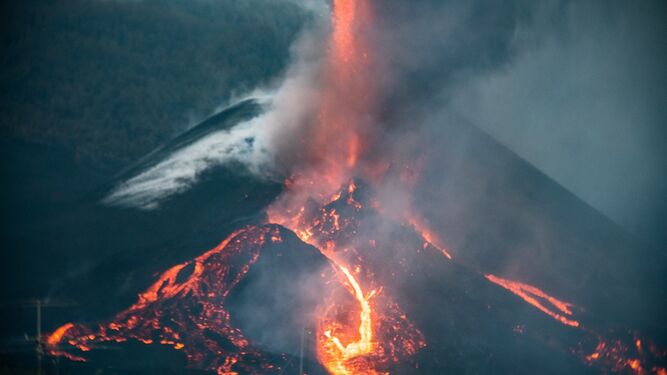 Colada de lava por el cono secundario del volcán.