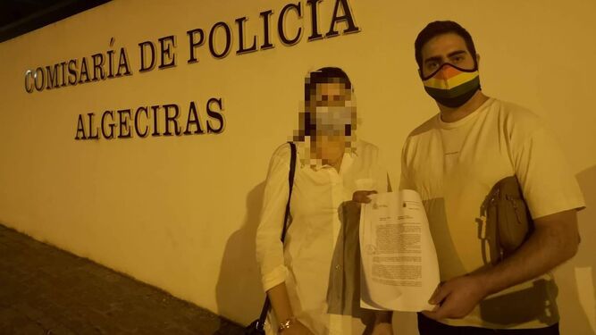 La madre de la víctima, con Tomillero en la puerta de la Comisaría de la Policía Nacional de Algeciras.