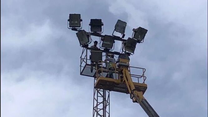 Operarios del Ayuntamiento barreño sustituyen las luminarias de las torretas del San Rafael