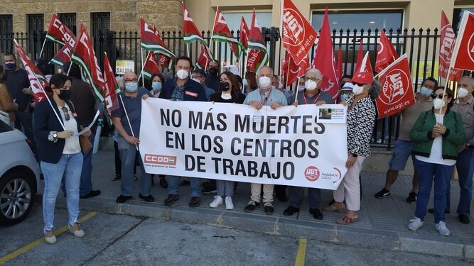 Representantes de UGT y CCOO protestan este miércoles ante la Subdelegación del Gobierno en Cádiz.
