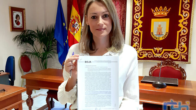 La concejala de Personal, María Naval, mostrando documentación del nuevo plan de empleo.