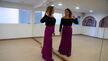 Mónika Bellido se prepara para un ensayo en su escuela de baile flamenco.