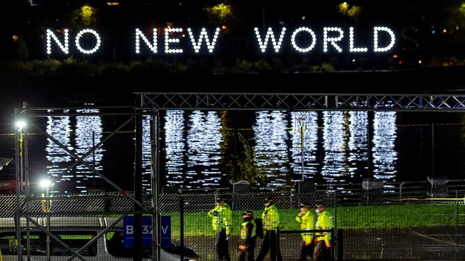 Policías patrullan por las inmediaciones del centro de convenciones que acoge la COP26 en Glasgow.