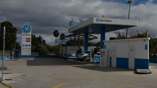 Gasolinera de Ballenoil en el polígono La Menacha