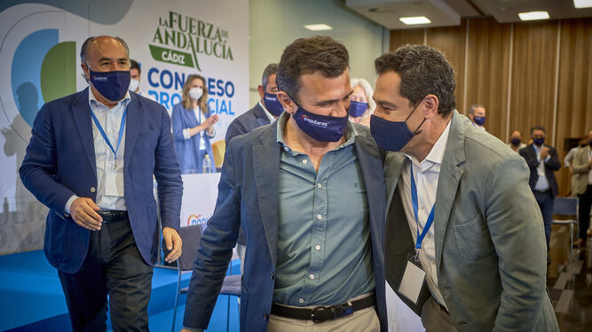 El nuevo presidente provincial del PP, Bruno García, junto a Juanma Moreno.
