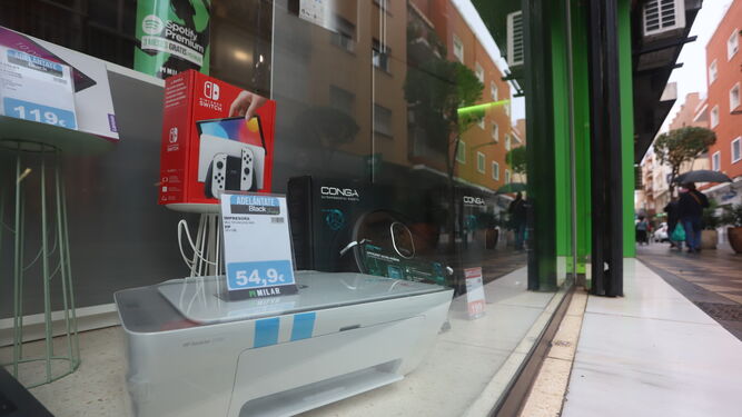 Artículos de electrónica y electrodomésticos a la venta, este martes en Algeciras.