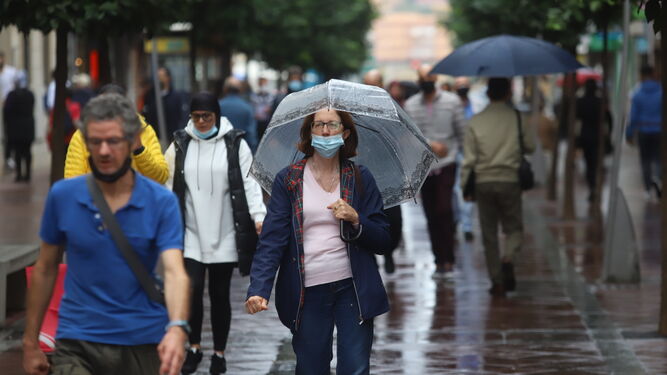 Una mujer camina por el centro de Algeciras bajo un paraguas, este martes.
