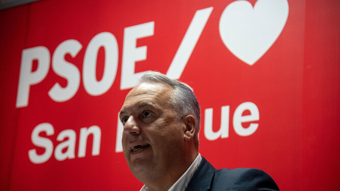 Ruiz Boix, en una rueda de prensa en la sede del PSOE de San Roque.