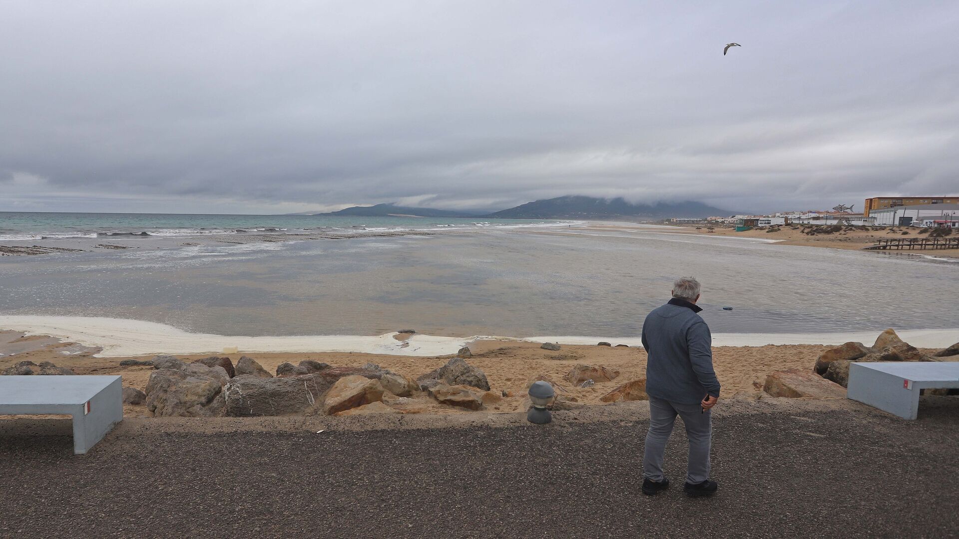 Fotos de la marea alta en la playa de Los Lances