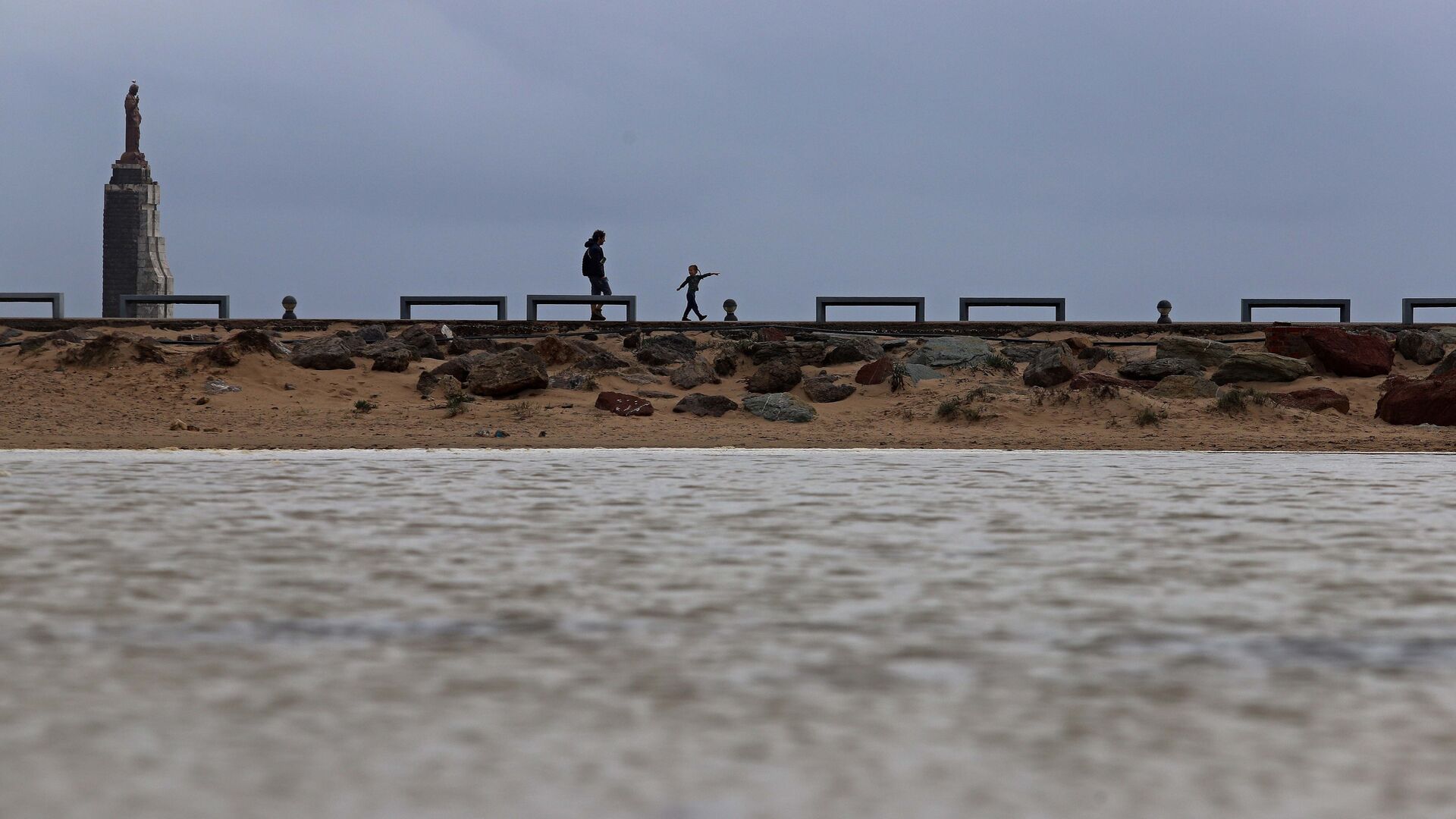 Fotos de la marea alta en la playa de Los Lances