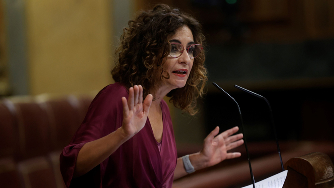 María Jesús Montero defiende los presupuestos en el Congreso.