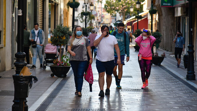 Varias personas caminan por la calle Real de La Línea.
