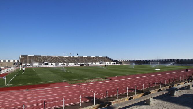 El estadio Municipal de La Línea, sin las torretas de luz artificial en sus costados