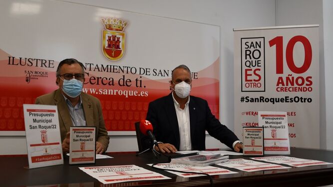 Ángel Gavino y Juan Carlos Ruiz Boix, con el cuaderno de los presupuestos de 2022.