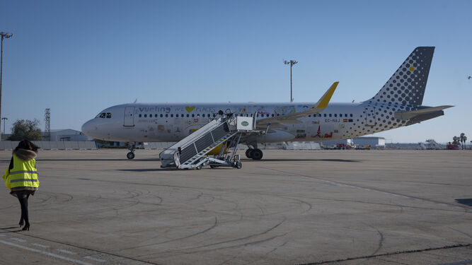 Un avión de Vueling en el aeropuerto de Sevilla.