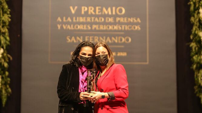 Lydia Cacho recibe el IV Premio a los Valores Periodísticos de manos de la alcaldesa isleña, Patricia Cavada.