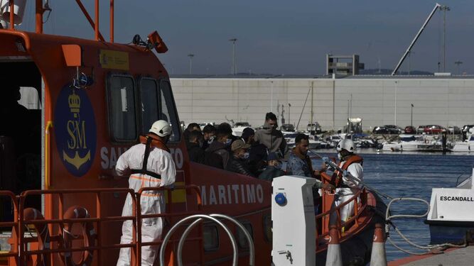 Los migrantes rescatados por la 'Salvamar Denébola'.