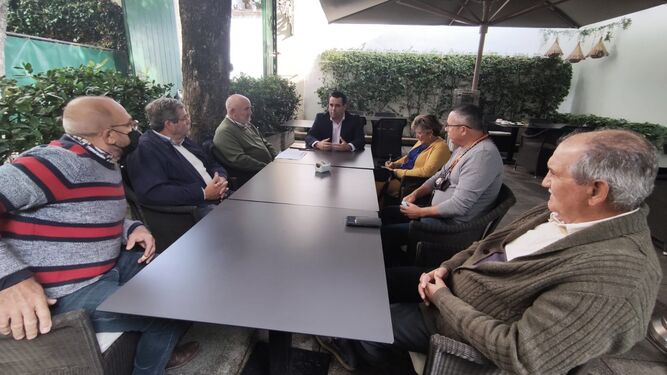 Curro Martínez, durante el encuentro con vecinos y empresarios de la ciudad.